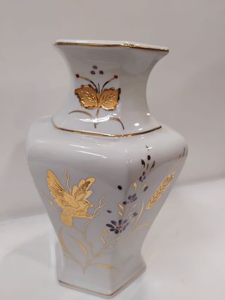 Jarrón porcelana blanco y oro decorado
