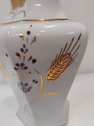 Jarrón porcelana blanco y oro decorado