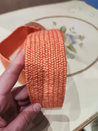 Cinturón de rafia con hebilla de madera