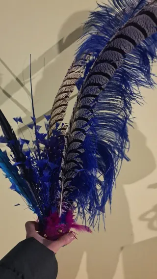 Adorno de plumas azul y morado