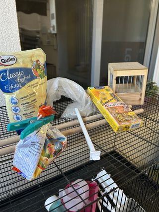 Jaula para pájaros con accesorios