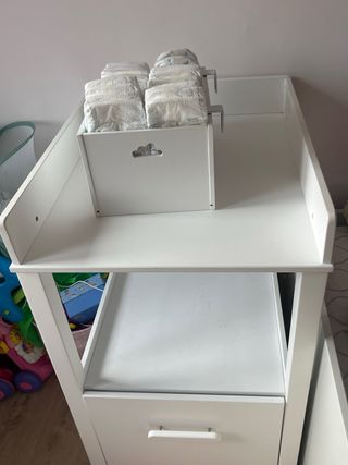 Cambiador blanco con cajón