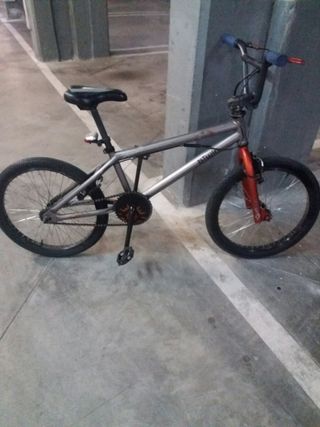 Bicicleta BMX plateada