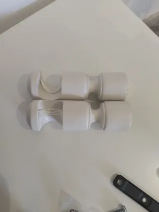 Soporte cortina blanco metal. Muy cuidado.