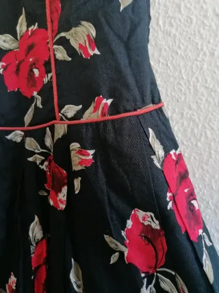 Vestido negro con flores rojas