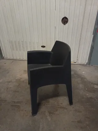 Silla de exterior negra de plástico