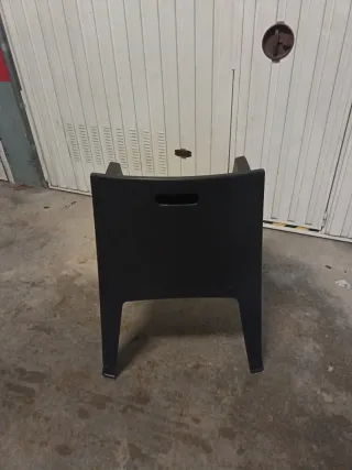Silla de exterior negra de plástico