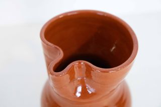 Jarra de barro marrón