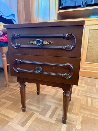 Mesita de noche de madera