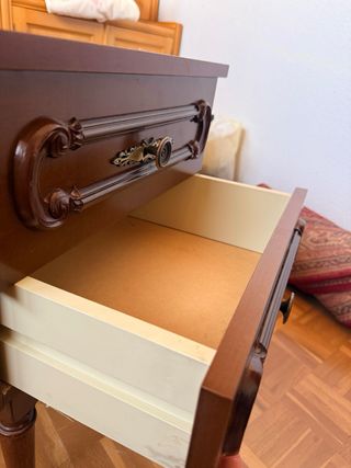 Mesita de noche de madera