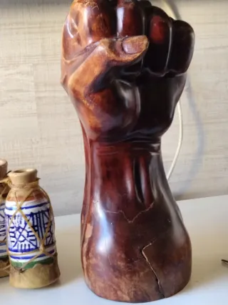 Puño Izquierdo Alto Madera Tallada