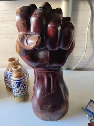 Puño Izquierdo Alto Madera Tallada