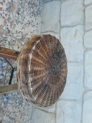 Taburetes antiguos de madera y mimbre