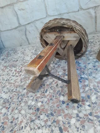Taburetes antiguos de madera y mimbre