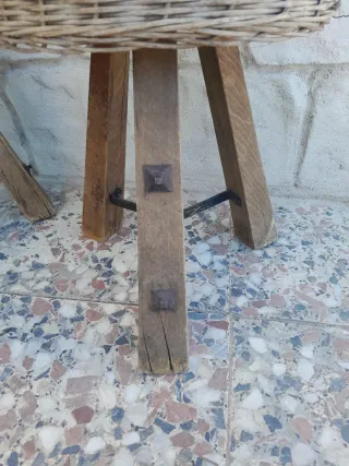Taburetes antiguos de madera y mimbre