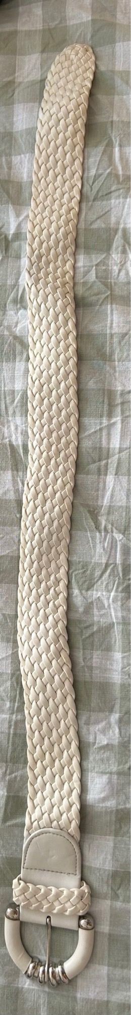 Cinturón trenzado blanco con hebilla plateada
