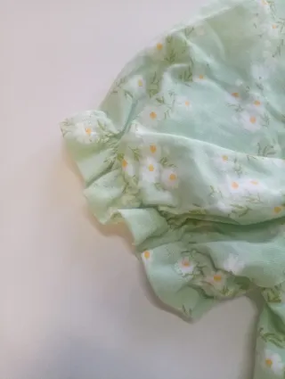 Top corto floral manga abullonada