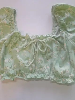 Top corto floral manga abullonada