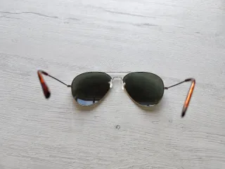 Gafas de sol doradas y verdes