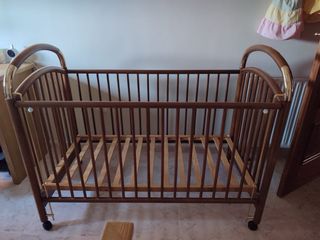 Cuna de madera para bebé