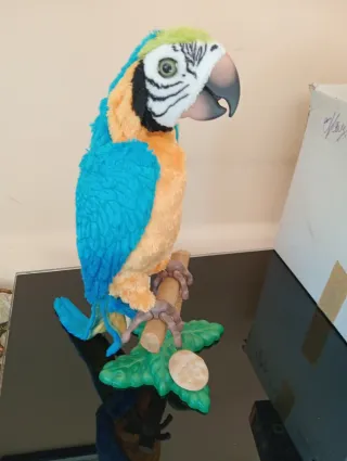 Loro de peluche parlanchín