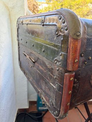 Baúl antiguo madera y metal