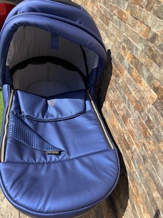 Carro de bebé azul marino