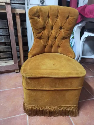 Antiguo sillón de terciopelo amarillo