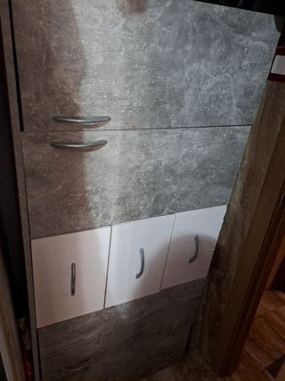 Cómoda de dormitorio gris y blanca