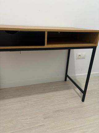 Scrivania Jysk in legno e nero. Modello Trappedal