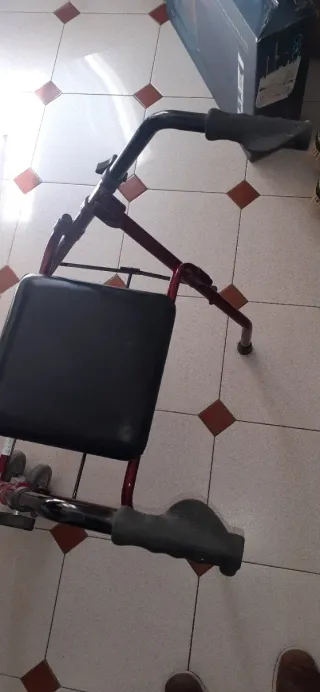 Andador KMINA Plegable con Asiento y Frenos