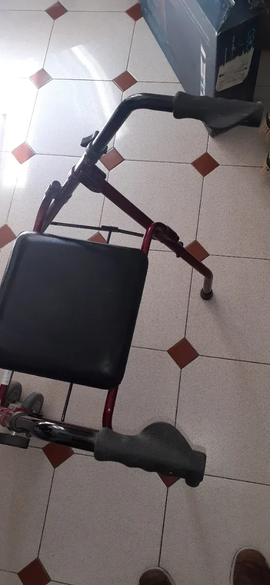 Andador KMINA Plegable con Asiento y Frenos