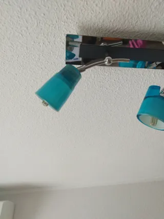 Lámpara de techo azul y plateada