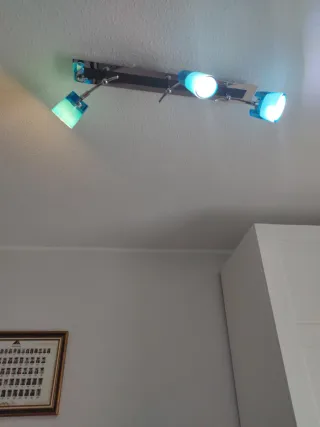 Lámpara de techo azul y plateada