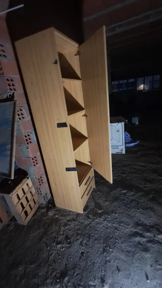 Armario de madera con cajones y estantes