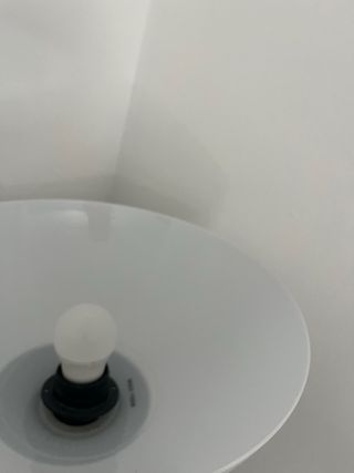 Lámpara de pie negra y blanca