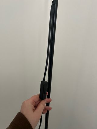 Lámpara de pie negra y blanca