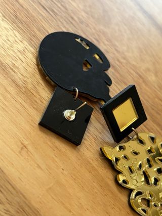 Pendientes dorados con diseño de tigre