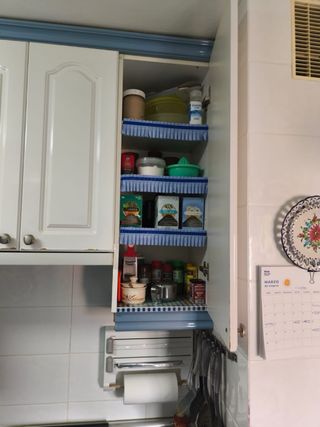 Muebles de cocina blancos y azules