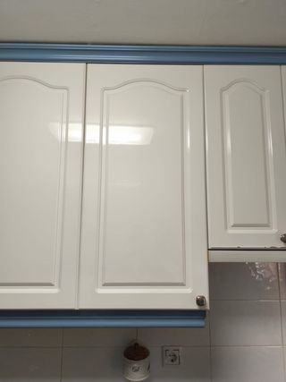 Muebles de cocina blancos y azules