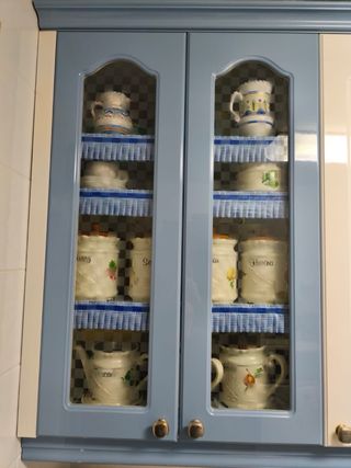 Muebles de cocina blancos y azules