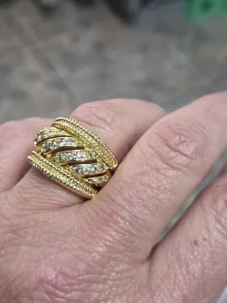 Anillo estilo vitange número 18 baño de oro