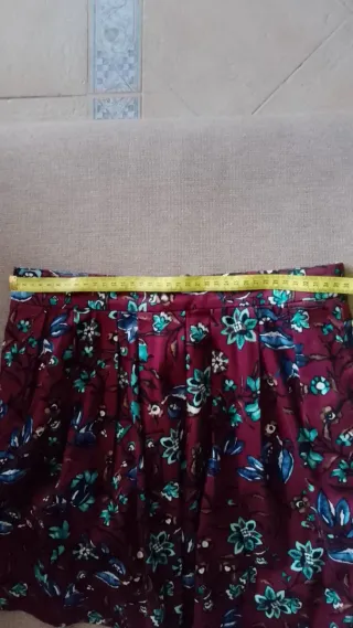 Falda corta Stradivarius floral talla 38