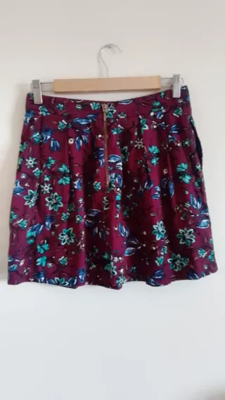 Falda corta Stradivarius floral talla 38