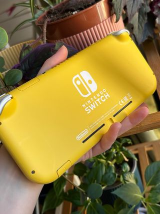 Nintendo Switch Lite Amarilla + Accesorios