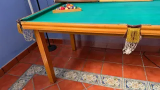 Mesa de billar con tacos y bolas