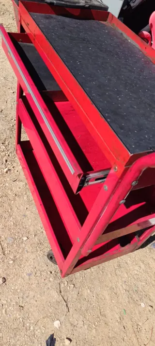 Banco de trabajo mecánico rojo