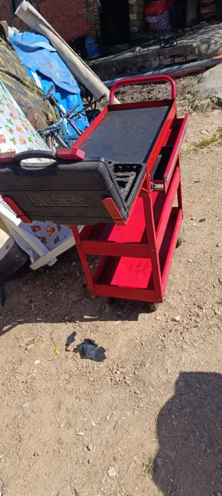 Banco de trabajo mecánico rojo