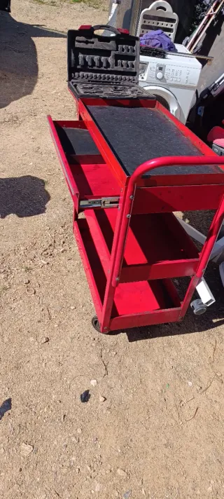 Banco de trabajo mecánico rojo