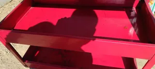 Banco de trabajo mecánico rojo